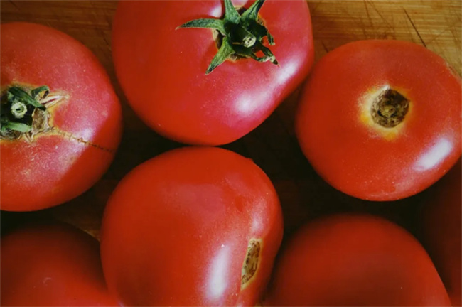 图片[1]-西红柿生吃对人体的好处 西红柿生吃和熟吃哪个更好-锦囊菜谱