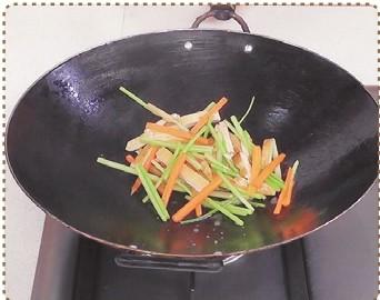 图片[6]-核桃仁芹菜炒香干怎么做-核桃仁芹菜炒香干的做法