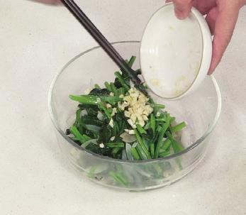 图片[5]-芝麻洋葱拌菠菜怎么做-芝麻洋葱拌菠菜的做法