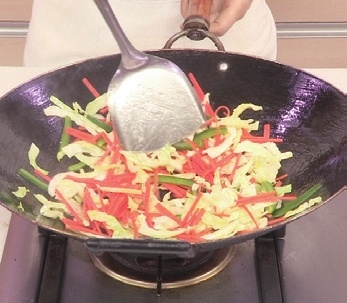 图片[3]-胡萝卜丝炒包菜的做法-胡萝卜丝炒包菜怎么做