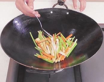 图片[5]-核桃仁芹菜炒香干怎么做-核桃仁芹菜炒香干的做法