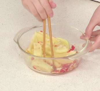 图片[3]-剁椒皮蛋蒸土豆怎么做-剁椒皮蛋蒸土豆的做法